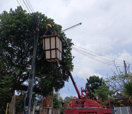 วันที่ 31 ตุลาคม 2568 เวลา 15.00 น. กองช่างเทศบาลตำบลบ้านกอก ออกให้บริการซ่อมไฟฟ้าสาธารณะทางเข้าบ้านกอก บ้านนาแก้ว หมู่ที่ 1 และหมู่ที่ 2  จำนวน 2 จุด เพื่อแก้ไขปัญหาความเดือดร้อนให้แก่ประชาชนตำบลบ้านกอก