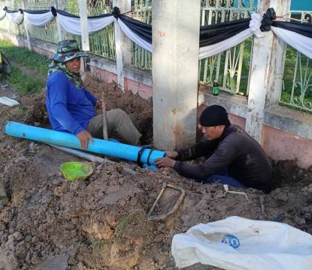 วันที่ 5 พฤศจิกายน 2568 เวลา 09.00 น. งานกิจการประปาสำนักปลัดเทศบาลตำบลบ้านกอก ออกให้บริการซ่อมท่อน้ำประปาหน้าโรงเรียนบ้านนาแก้วประชาสรรค์ เพื่อแก้ไขปัญหาน้ำประปารั่วให้ประชาชนได้ใช้น้ำในการอุปโภคต่อไป