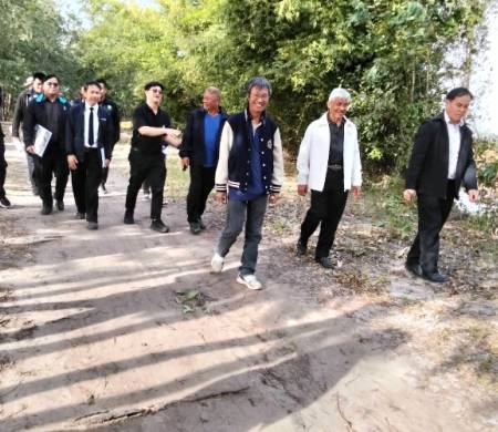 วันที่ 27 พฤศจิกายน 2568 เวลา 14.00 น. นายสมควร พลพวก นายกเทศมนตรีตำบลบ้านกอก  ลงพื้นที่ร่วมกับกรมชลประทานสำรวจที่ทิ้งดินวางแนวเขตการขุดลอกขุดลอกหนองคำตามโครงการพระราชดำริ 