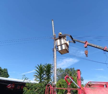 วันที่ 28 พฤศจิกายน 2568 เวลา 13.30 น. กองช่างเทศบาลตำบลบ้านกอก ออกให้บริการซ่อมไฟฟ้าสาธารณะหน้าบ้าน นายสุพิศ นามแสง บ้านนาแก้ว หมู่ที่ 1 และหน้าร้านน้ำดื่มรุ่งทิพย์ บ้านนาแก้ว หมู่ที่ 2  เพื่อแก้ไขปัญหาความเดือดร้อนให้แก่ประชาชนตำบลบ้านกอก