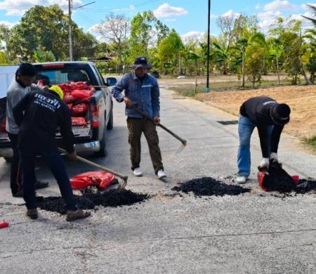 วันที่ 17 ธันวาคม 2568 เวลา 15.30 น. นายสมควร พลพวก นายกเทศมนตรีตำบลบ้านกอก มอบหมายให้กองช่าง พนักงานและเจ้าหน้าที่เทศบาลตำบลบ้านกอก ลงพื้นที่สำรวจและซ่อมแซมถนนบ้านนาแก้ว เพื่อแก้ไขปัญหาความเดือดร้อนให้แก่ประชาชนตำบลบ้านกอก และผู้สัญจรไปมาได้สะดวก