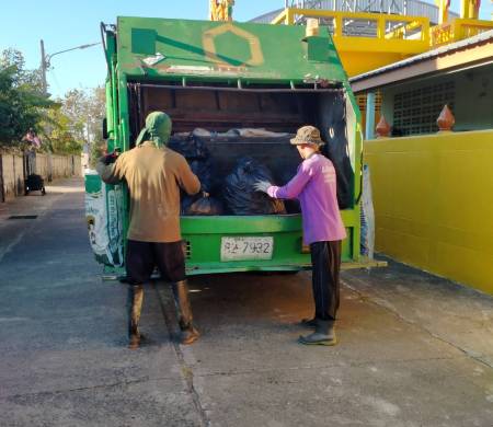 วันที่ 18 ธันวาคม 2568 เวลา 07.00 น. งานกำจัดขยะมูลฝอยและสิ่งปฏิกูล สำนักปลัดเทศบาล ออกบริการเก็บขยะมูลฝอยให้แก่ประชาชนตำบลบ้านกอก หมู่ที่ 4 หมู่ที่ 5 และหมู่ที่ 6