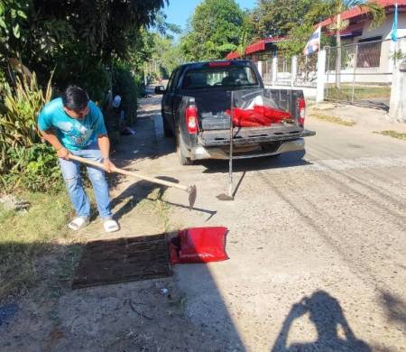 วันที่ 19 ธันวาคม 2568 เวลา 09.30 น. กองช่างเทศบาลตำบลบ้านกอก ลงพื้นออกสำรวจถนนและซ่อมแซมถนน บ้านกอก หมู่ที่ 5 ตรวจสอบพร้อมซ่อมแซมฝาตะแกรงเหล็ก บ้านนาแก้วหมู่ที่ 1 ข้างศูนย์พัฒนาเด็กเล็กบ้านนาแก้ว