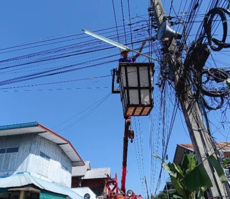 วันที่ 19 ธันวาคม 2568 เวลา 11.00 น. กองช่างเทศบาลตำบลบ้านกอก ออกให้บริการซ่อมไฟฟ้าสาธารณะสี่แยกร้านค้านายทองคำ โกศล บ้านกอก หมู่ที่ 5 เพื่อแก้ไขปัญหาความเดือดร้อนให้แก่ประชาชนตำบลบ้านกอก