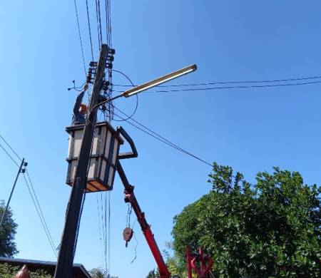 วันที่ 6 มกราคม 2569  เวลา 15.00 น. กองช่างเทศบาลตำบลบ้านกอก ออกให้บริการซ่อมไฟฟ้าสาธารณะสามแยกบ้านนายประยูร พลพวก บ้านนาแก้ว หมู่ที่ 3 และหน้าบ้านนายพิเชษฐ์ ชวดมี บ้านกอก หมู่ที่ 4 จำนวน 2 จุด เพื่อแก้ไขปัญหาความเดือดร้อนให้แก่ประชาชนตำบลบ้านกอก