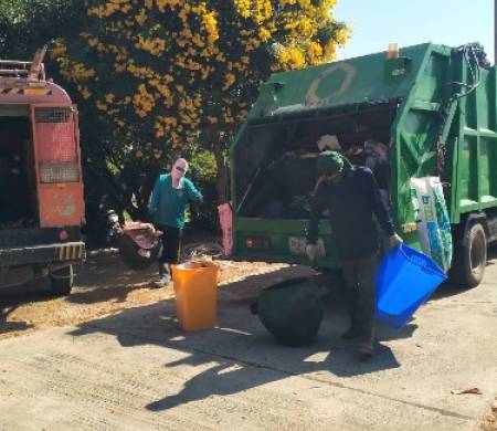 วันที่ 8 มกราคม 2569 เวลา 07.00 น. งานกำจัดขยะมูลฝอยและสิ่งปฏิกูล สำนักปลัดเทศบาล ออกบริการเก็บขยะมูลฝอยให้แก่ประชาชนตำบลบ้านกอก หมู่ที่ 4 หมู่ที่ 5 และหมู่ที่ 6  