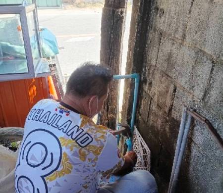 วันที่ 9 มกราคม  2569 เวลา 13.30 น. งานกิจการประปาสำนักปลัดเทศบาลตำบลบ้านกอก ลงพื้นที่ให้ซ่อมประปาอู่รถนายคำชวน จันทร์หอม บ้านนาแก้ว ดำเนินการซ่อมท่อน้ำประปา เพื่อแก้ไขปัญหาน้ำประปารั่วให้ประชาชนได้ใช้น้ำในการอุปโภคต่อไป