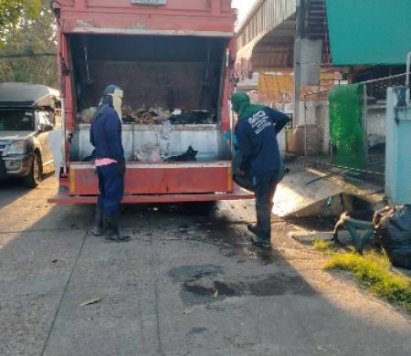 วันที่ 27 มกราคม 2569 เวลา 07.00 น. งานกำจัดขยะมูลฝอยและสิ่งปฏิกูล สำนักปลัดเทศบาล ออกบริการเก็บขยะมูลฝอยให้แก่ประชาชนตำบลบ้านนาแก้วหมู่ที่ 1 หมู่ที่ 2 และหมู่ที่ 3 และเวลา 13.30 น. ส่งมอบถังขยะให้แก่ประชาชนบ้านนาแก้ว จำนวน 1 ใบ เพื่อใช้รองรับขยะครัวเรือน