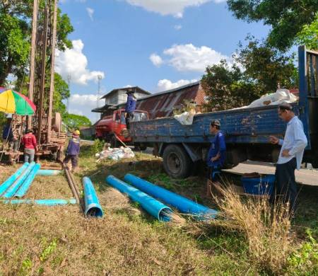 วันที่ 7 มีนาคม 2569 เวลา 14.30 น. นายสุริยา ทองศรี รองนายกเทศมนตรีตำบลบ้านกอก พร้อมด้วยนักป้องกันและบรรเทาสาธารณภัย และเจ้าพนักงานประปา สำนักปลัดเทศบาลตำบลบ้านกอก ลงพื้นที่สำรวจและขุดเจาะน้ำบ่อน้ำบาดาลร่วมกับเจ้าหน้าที่จากกรมทรัพยากรน้ำบาดาล อุบลราชธานี 