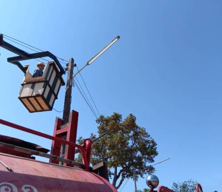 วันที่ 11 มีนาคม 2569  เวลา 11.00 น. สำนักปลัดเทศบาล พร้อมด้วยกองช่างเทศบาลตำบลบ้านกอก ออกให้บริการซ่อมไฟฟ้าสาธารณะบ้านนาแก้ว หมู่ที่ 3 เพื่อแก้ไขปัญหาความเดือดร้อนให้แก่ประชาชนตำบลบ้านกอก