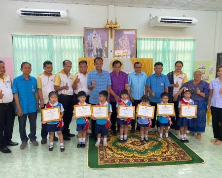 วันที่ 31 มีนาคม 2569 เวลา 08.30 น.นายสมควร พลพวก นายกเทศมนตรีตำบลบ้านกอก เป็นประธานในพิธีและมอบประกาศนียบัตรบัณฑิตน้อย ตามโครงการปัจฉิมนิเทศ บัณฑิตน้อยสดใส ก้าวไกลสู่ความสำเร็จ ประจำปีการศึกษา 2568 ณ ศูนย์พัฒนาเด็กเล็กบ้านกอก ศูนย์พัฒนาเด็กเล็กบ้านนาแก้ว