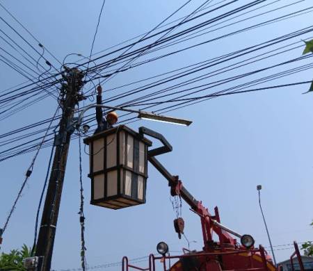 วันที่ 2 เมษายน 2569  เวลา 10.30 น. สำนักปลัดเทศบาล พร้อมด้วยกองช่างเทศบาลตำบลบ้านกอก ออกให้บริการซ่อมไฟฟ้าสาธารณะหลังวัดบ้านนาแก้ว หมู่ที่ 1 หน้าบ้านนายสมัย โกศล หมู่ที่ 2 และหน้าบ้านเกรียงศักดิ์ ประกอบแสง บ้านกอก หมู่ที่ 5 จำนวน 3 จุด 