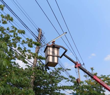 วันที่ 21 เมษายน 2569  เวลา 10.30 น. สำนักปลัดเทศบาล พร้อมด้วยกองช่างเทศบาลตำบลบ้านกอก ออกให้บริการซ่อมไฟฟ้าสาธารณะบ้านกอก หมู่ที่ 6 จำนวน 1 จุด เพื่อแก้ไขปัญหาความเดือดร้อนให้แก่ประชาชนตำบลบ้านกอก