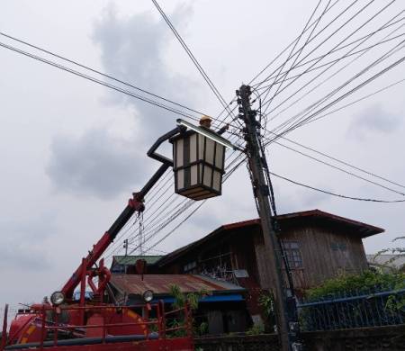 วันที่ 24 เมษายน 2569  เวลา 09.30 น. สำนักปลัดเทศบาล พร้อมด้วยกองช่างเทศบาลตำบลบ้านกอก ออกให้บริการซ่อมไฟฟ้าสาธารณะบ้านกอก หมู่ที่ 4 หมู่ที่ 6 บ้านนาแก้ว หมู่ที่ 1 และหมู่ที่ 2 จำนวน 5 จุด เพื่อแก้ไขปัญหาความเดือดร้อนให้แก่ประชาชนตำบลบ้านกอก