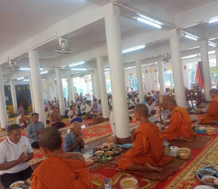 วันที่ 8 ตุลาคม 2569 เวลา 11.00 น. พ.อ.อ.ถาวร คำจุมพล รองนายกเทศมนตรีตำบลบ้านกอก เข้าร่วมทำบุญถวายสังฆทาน และถวายภัตตาหารแด่พระภิกษุสงฆ์ พร้อมปัจจัย ร่วมกับผู้นำชุมชน และประชาชนบ้านนาแก้ว ณ วัดบ้านนาแก้ว ต.บ้านกอก อ.เขื่องใน จ.อุบลราชธานี