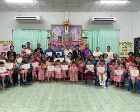 วันที่ 27 ตุลาคม 2569 เวลา 08.30 น. นายสมควร พลพวก นายกเทศมนตรีตำบลบ้านกอก เป็นประธานในพิธีมอบเกียรติบัตร ตามโครงการโพธิสัตว์น้อยลูกขอพ่อแม่เลิกเหล้า ประจำปี 2569 ณ ศูนย์พัฒนาเด็กเล็กบ้านกอก อำเภอเขื่องใน จังหวัดอุบลราชธานี 